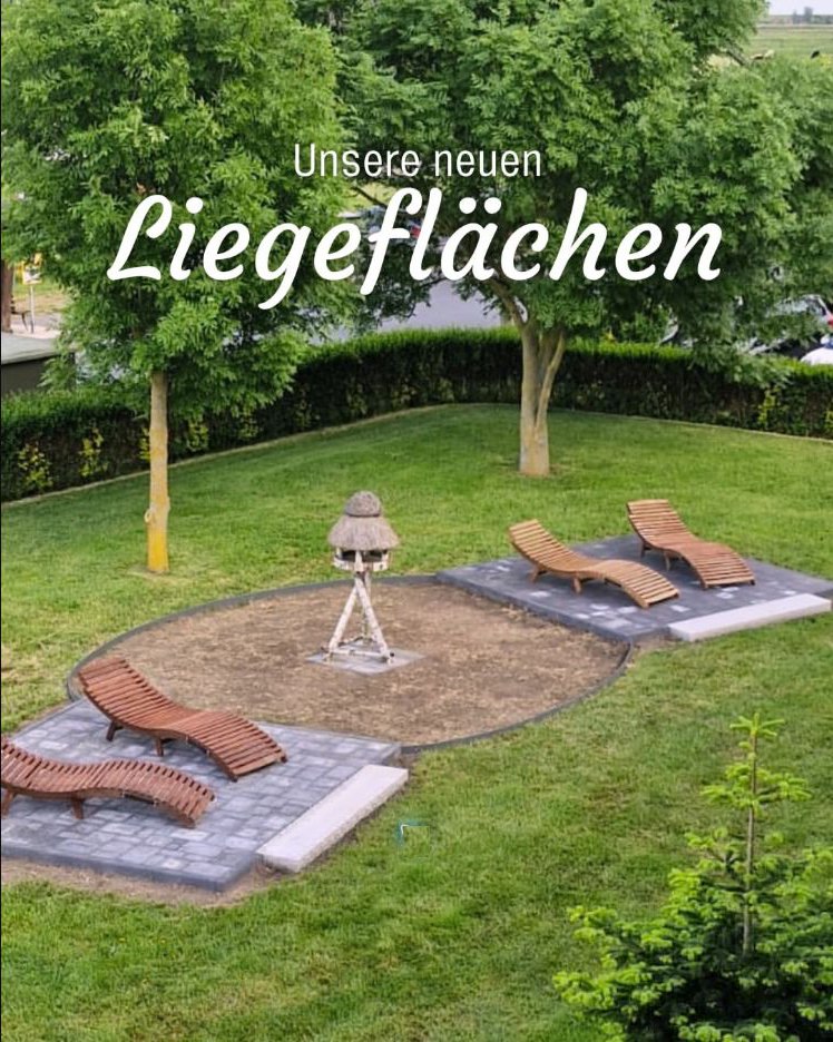 Neue Liegeflächen mit Holzliegen im grünen Garten der Nordsee Lodge