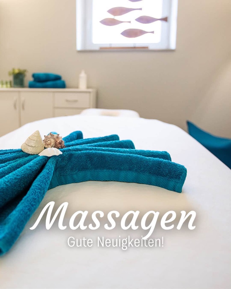 Massageliege mit türkisfarbenem Handtuch und Muscheln im Behandlungsraum der Nordsee Lodge