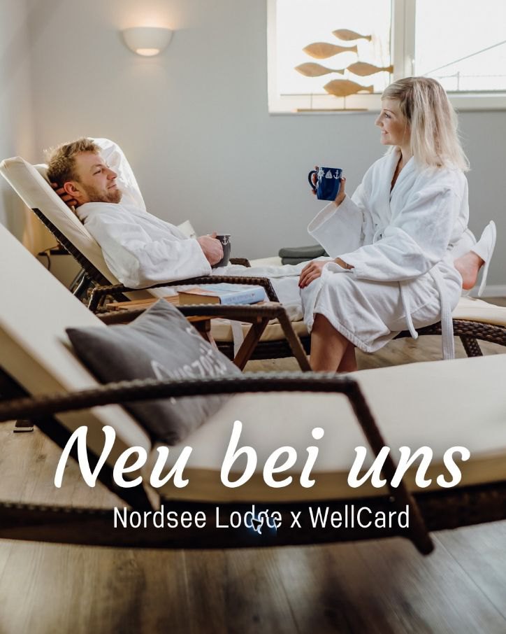 Zwei Gäste in Bademänteln im Ruhebereich der Nordsee Lodge mit dem Hinweis Nordsee Lodge und WellCard
