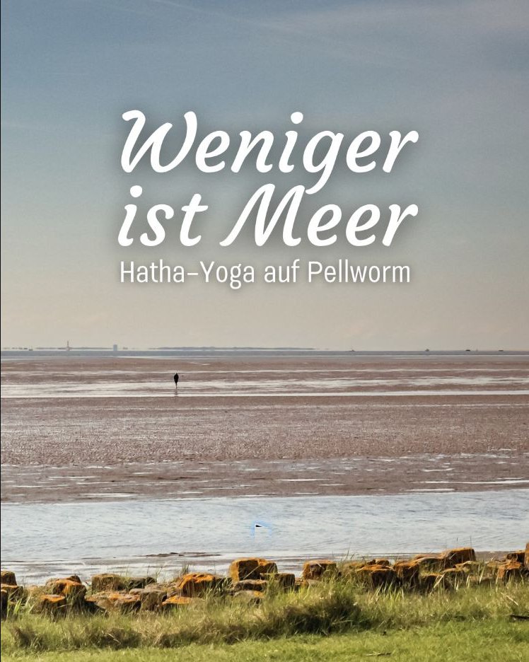 Weite Wattlandschaft auf Pellworm mit dem Schriftzug Weniger ist Meer - Hatha-Yoga auf Pellworm
