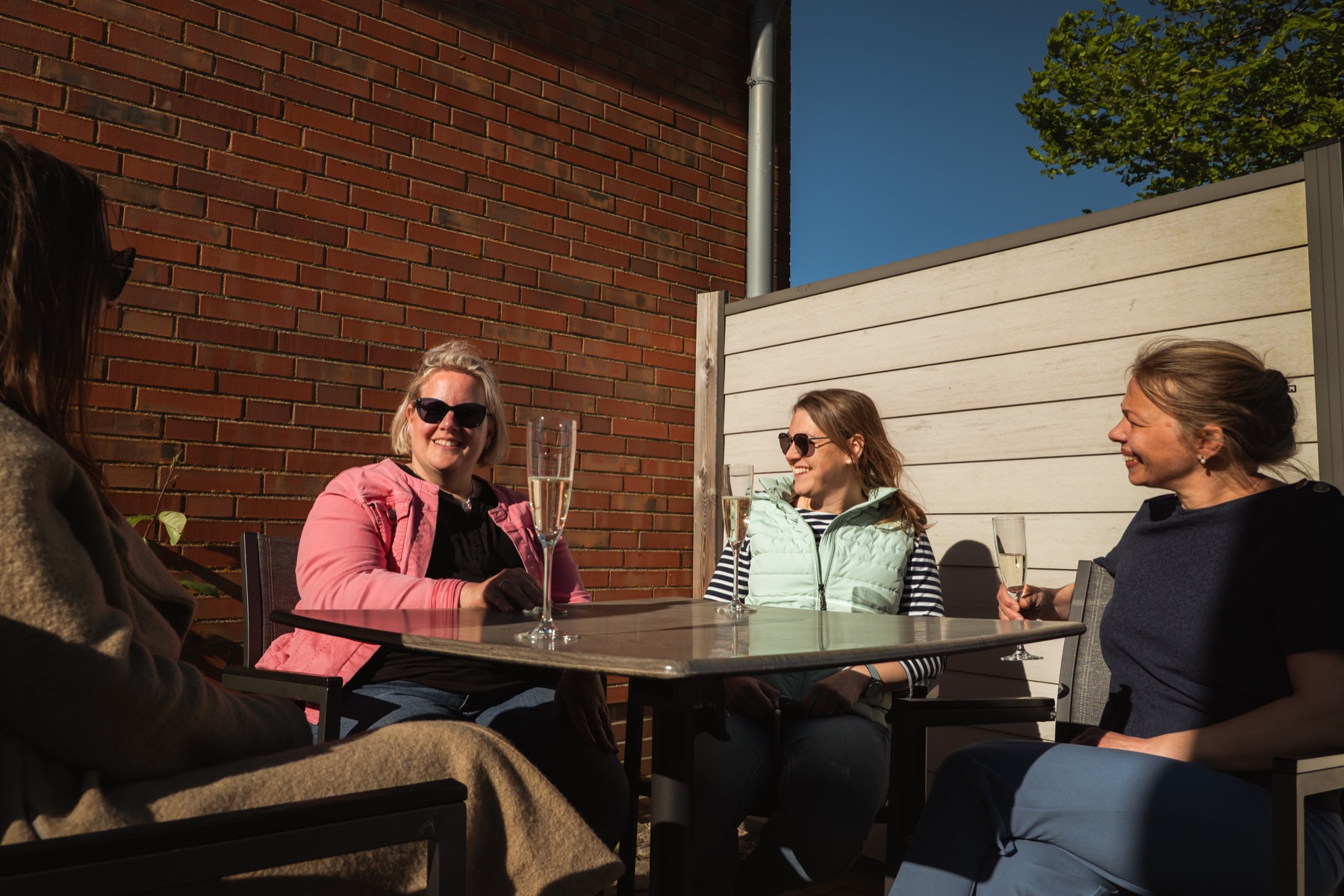 Gruppe auf der Terrasse der Nordsee Lodge