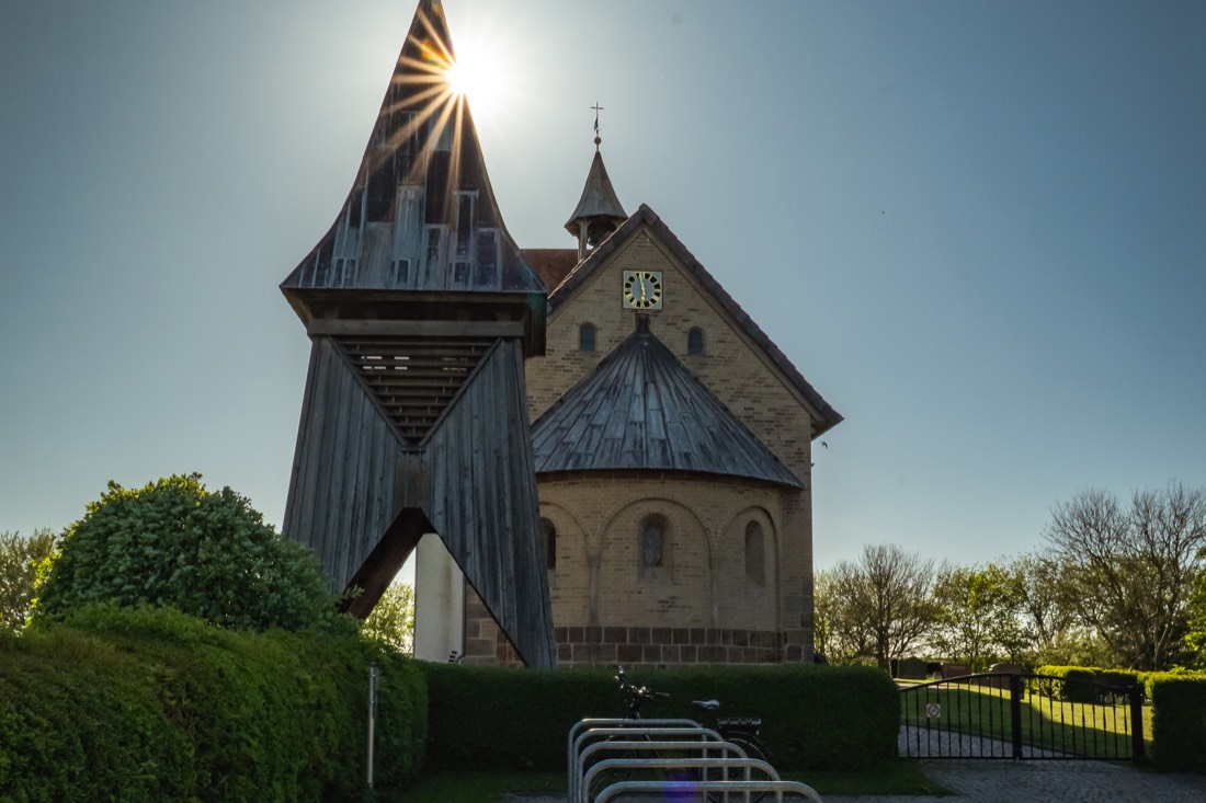 Kirche und hölzerner Glockenturm auf Pellworm
